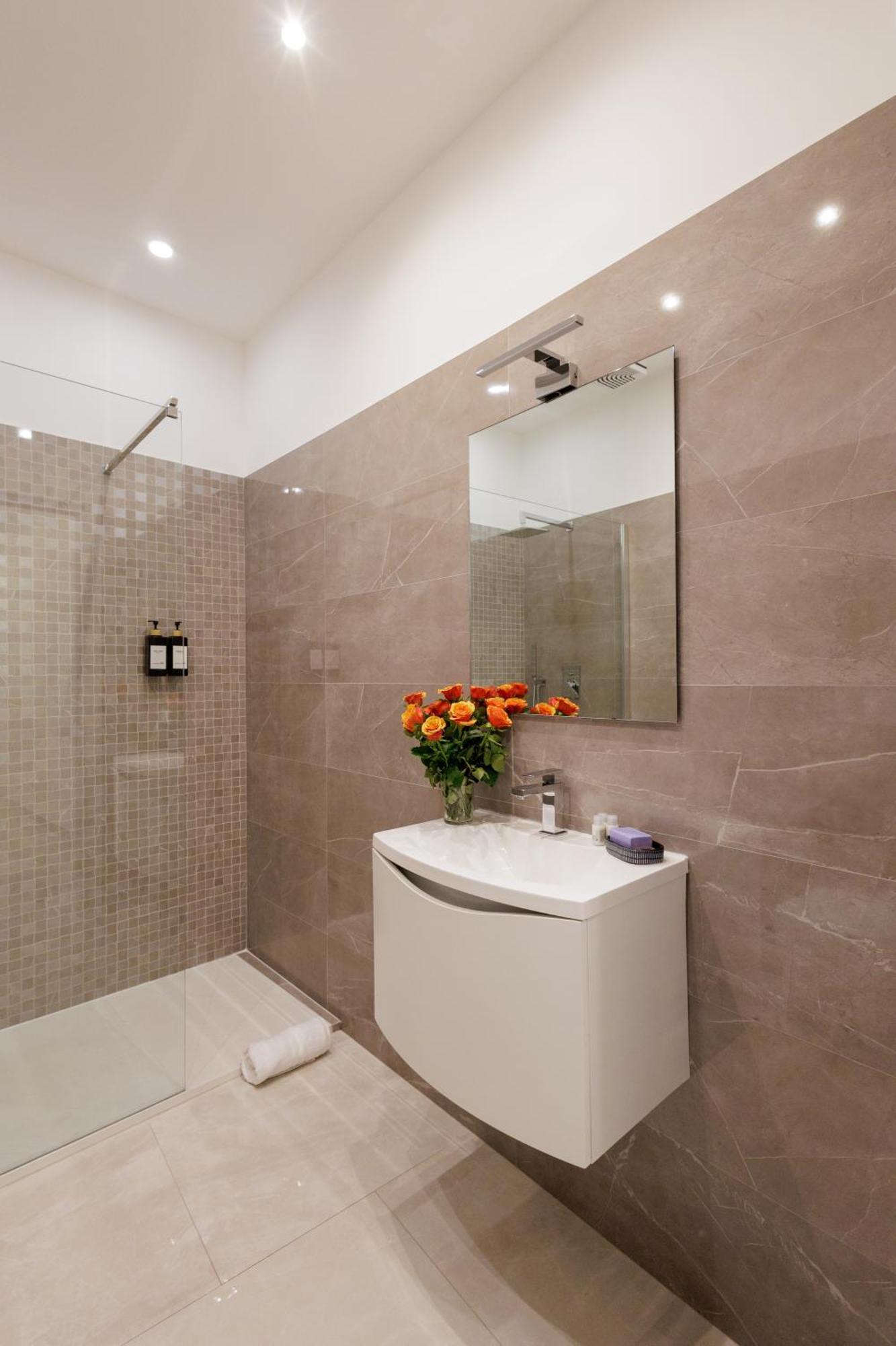 Genoa Lux Apartments With Parking Luaran gambar