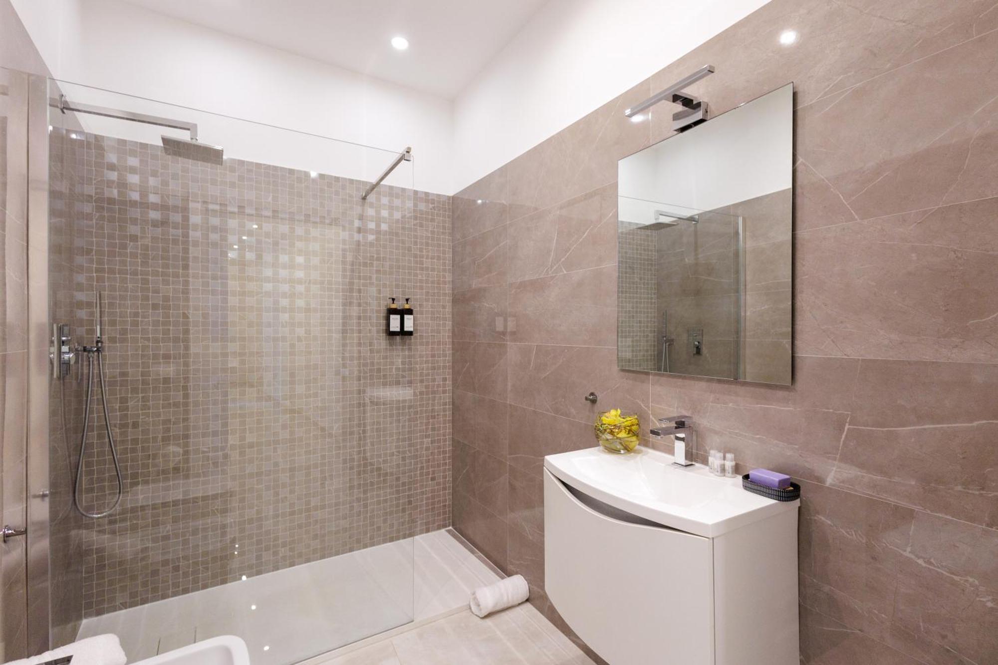Genoa Lux Apartments With Parking Luaran gambar